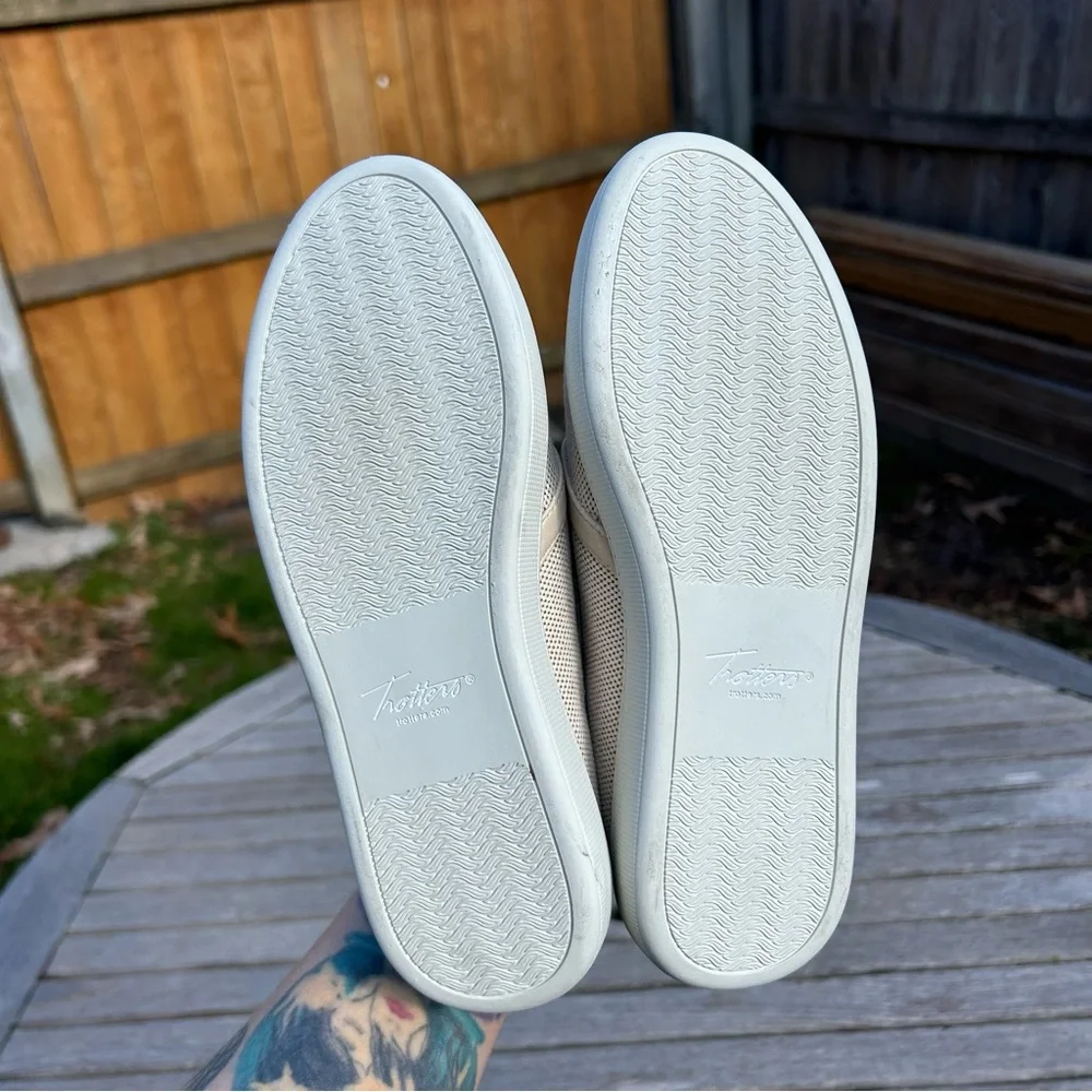 Trotters ‎ alright slip on shoes in cream size 5